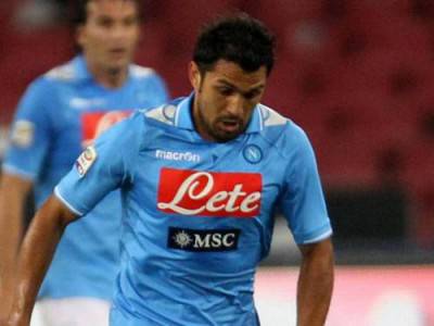 un-primo-piano-di-santana-con-la-maglia-del-napoli_35702234_500x375