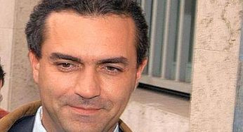 De Magistris: “E’ una giornata di lutto, non urtiamo la sensibilità delle vittime. Lo stadio non è in vendita”