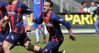 VIDEO – Esultanza epica per Raffaele Maiello: scivola sul terreno bagnato e nuota!