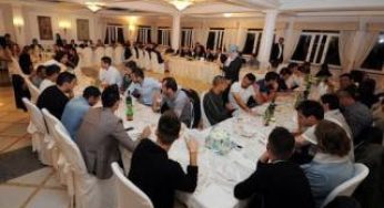 Mazzarri porta tutti a cena: ecco il luogo e il menù scelto. Scritta significativa sulla torta