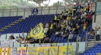 VIDEO – Incredibile a Perugia: tifoso del Chievo cade a terra ubriaco, rischiava di farsi molto male!