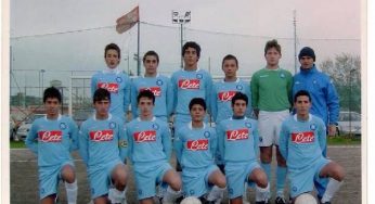 FOTO – E’ il nuovo idolo dei tifosi azzurri, eccolo a 15 anni con la maglia del Napoli: lo riconoscete?