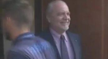 VIDEO – Il Napoli a Londra, De Laurentiis euforico saluta così i giocatori e lo staff