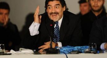 VIDEO – Maradona incanta tutti: El Pibe de Oro palleggia dopo l’intervista alla Gazzetta
