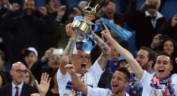 FOTOGALLERY – Grande gioia tra i calciatori azzurri, eccoli insieme alla Coppa Italia