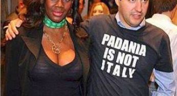 VIDEOGALLERY – Salvini contestato a Napoli: “Sei tu la carogna”. Lui si difende: “Napoli colera è solo un coro da stadio”