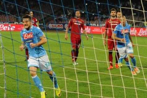 napoli-cagliari-3-0-l-esultanza-di-mertens