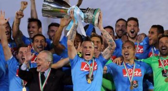 FOTO – Callejon mostra la sua medaglia nello spogliatoio azzurro