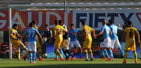 PARMA, ITALY - MAY 10:  Raffaele Palladino (L) of Parma FC scores the opening goal during the Serie A match between Parma FC and SSC Napoli at Stadio Ennio Tardini on May 10, 2015 in Parma, Italy.  (Photo by Marco Luzzani/Getty Images)