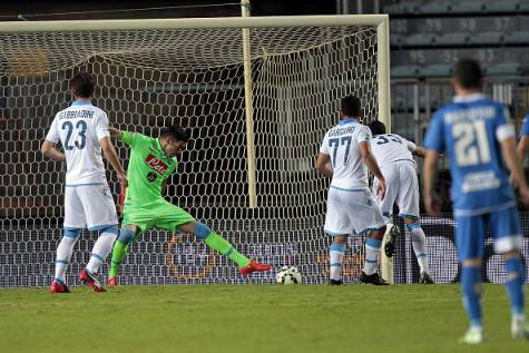 EMPOLI, ITALY - APRIL 30: Raul Albiol of SSC Napoli scores own goal during the Serie A match between Empoli FC and SSC Napoli at Stadio Carlo Castellani on April 30, 2015 in Empoli, Italy.  (Photo by Gabriele Maltinti/Getty Images)