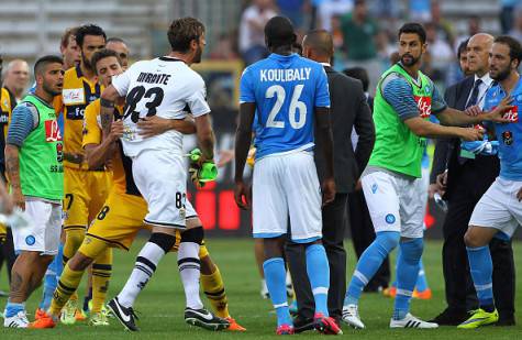 PARMA, ITALY - MAY 10:  Antonio Mirante #83 of Parma FC reacts with Gonzalo Higuain (R) of SSC Napoli at the end of the Serie A match between Parma FC and SSC Napoli at Stadio Ennio Tardini on May 10, 2015 in Parma, Italy.  (Photo by Marco Luzzani/Getty Images)