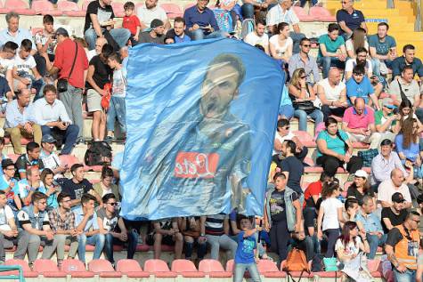 NAPLES, ITALY - MAY 18: Napoli's supporters cheer their team during the Serie A match between SSC Napoli - AC Cesena at Stadio San Paolo on May 18, 2015 in Naples, Italy.  (Photo by Francesco Pecoraro/Getty Images)
