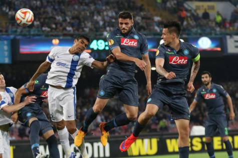 Napoli's David Lopez (C) scores the goal during the Uefa Europa League semifinal first leg soccer match SSC Napoli vs FK Dnipro Dnipropetrovsk at San Paolo stadium in Naples, Italy, 07 May 2015. ANSA/CESARE ABBATE
