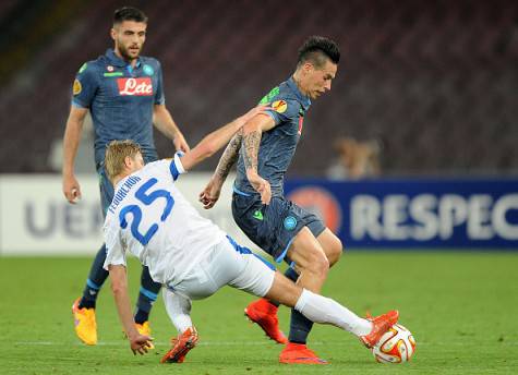 NAPLES, ITALY - MAY 7:  Marek Hamsik of Napoli vies with Valeriy Fedorchuk of FC Dnipro Dnipropetrovsk during the UEFA Europa League Semi Final between SSC Napoli and FC Dnipro Dnipropetrovsk on May 7, 2015 in Naples, Italy.  (Photo by Francesco Pecoraro/Getty Images)