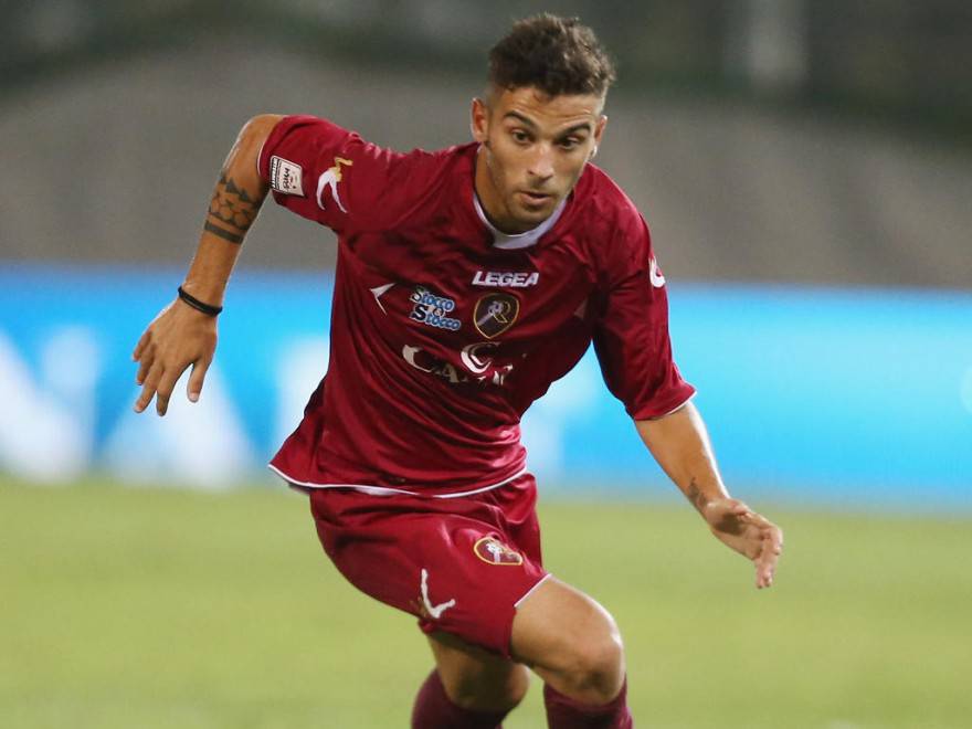 REGGIO CALABRIA, ITALY - SEPTEMBER 12: Roberto Insigne of Reggina during the Lega Pro match between Reggina Calcio and ACR Messina at Stadio Oreste Granillo on September 12, 2014 in Reggio Calabria, Italy. (Photo by Maurizio Lagana/Getty Images)