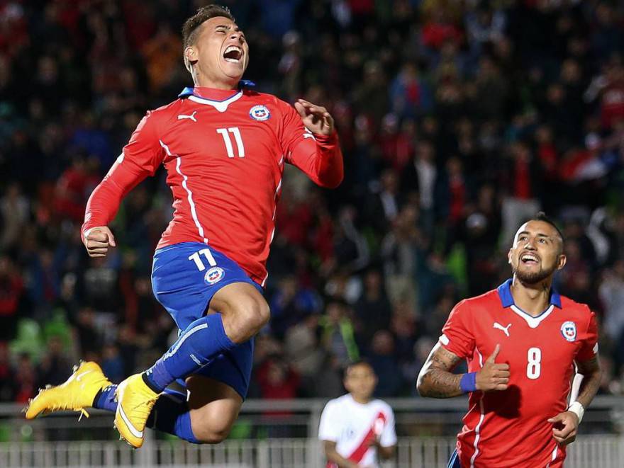 (141011) -- VALPARAISO, Oct. 11, 2014 -- Image provided by Chile s Professional Football National Asociation shows Eduardo Vargas (L) of Chile celebrating his goal with teamates during a friendly match against Peru at Elias Figueroa Brander Stadium, in Valparaiso, Chile, on Oct. 10, 2014. ) (rhj) (SP)CHILE-VALPARAISO-SOCCER-CHILE VS PERU ANFP PUBLICATIONxNOTxINxCHN Valparaiso OCT 11 2014 Image Provided by Chile s Professional Football National  Shows Eduardo Vargas l of Chile celebrating His Goal with teamates during A Friendly Match Against Peru AT Elias Figueroa Brander Stage in Valparaiso Chile ON OCT 10 2014  SP Chile Valparaiso Soccer Chile vs Peru  PUBLICATIONxNOTxINxCHN