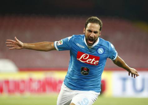 Napoli's forward from Argentina and France Gonzalo Higuain celebrates after scoring during the Italian Serie A football match SSC Napoli vs UC Sampdoria on August 30, 2015 at the San Paolo stadium in Naples. AFP PHOTO / CARLO HERMANN        (Photo credit should read CARLO HERMANN/AFP/Getty Images)