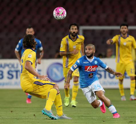 NAPLES, ITALY - AUGUST 30: Lorenzo Insigne (R) of Napoli competes for the ball with Matias Silvestre of Sampdoria during the Serie A match between SSC Napoli and UC Sampdoria at Stadio San Paolo on August 30, 2015 in Naples, Italy.  (Photo by Maurizio Lagana/Getty Images)