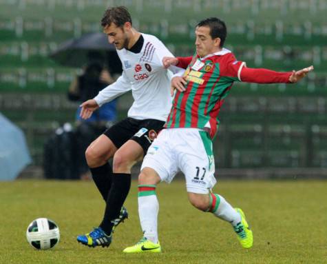 TERNI, ITALY - DECEMBER 29:  Nicola Rigoni of Reggina and Raffaele Maiello of Ternana in action during the Serie B match between Ternana Calcio and Reggina Calcio at Stadio Libero Liberati on December 29, 2013 in Terni, Italy.  (Photo by Giuseppe Bellini/Getty Images)