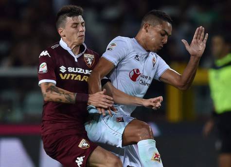 TURIN, ITALY - AUGUST 30: Daniele Baselli (L) of Torino FC clashes with Moraes Junior Gilberto of ACF Fiorentina during the Serie A match between Torino FC and ACF Fiorentina at Stadio Olimpico di Torino on August 30, 2015 in Turin, Italy. (Photo by Valerio Pennicino/Getty Images)