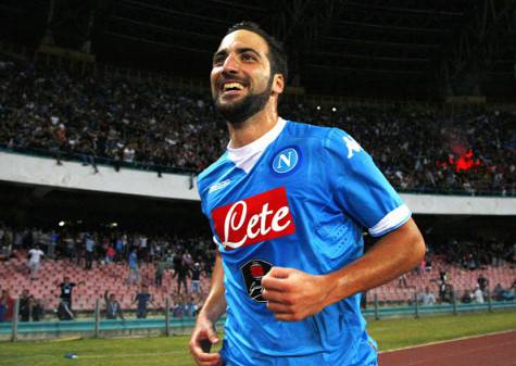 Napoli's Argentinian-French forward Gonzalo Higuain celebrates after scoring during the Italian Serie A football match SSC Napoli vs FC Juventus on September 26, 2015 at the San Paolo stadium in Naples. AFP PHOTO/CARLO HERMANN        (Photo credit should read CARLO HERMANN/AFP/Getty Images)