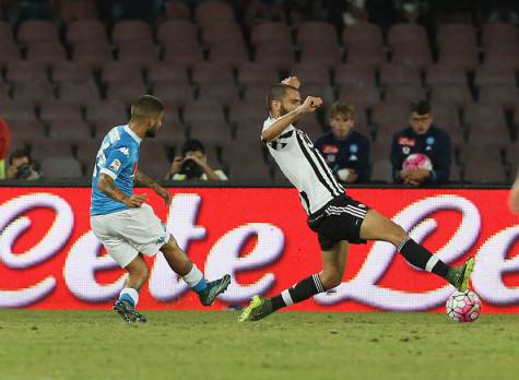 NAPLES, ITALY - SEPTEMBER 26: Lorenzo Insigne of Napoli scores the opening goal during the Serie A match between SSC Napoli and Juventus FC at Stadio San Paolo on September 26, 2015 in Naples, Italy. (Photo by Maurizio Lagana/Getty Images)
