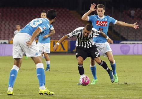 Juventus' Argentinian midfielder Roberto Pereyra (2ndR) vies with Napoli's Brazilian midfielder Jorginho (R) during the Italian Serie A football match SSC Napoli vs FC Juventus on September 26, 2015 at the San Paolo stadium in Naples. AFP PHOTO / CARLO HERMANN (Photo credit should read CARLO HERMANN/AFP/Getty Images)