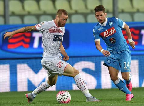 MODENA, ITALY - SEPTEMBER 23: Matteo Fedele of Carpi and Dries Mertens of Napoli in action during the Serie A match between Carpi FC and SSC Napoli at Alberto Braglia Stadium on September 23, 2015 in Modena, Italy.  (Photo by Giuseppe Bellini/Getty Images)