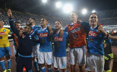 NAPLES, ITALY - SEPTEMBER 26: Players of Napoli celebrate after the Serie A match between SSC Napoli and Juventus FC at Stadio San Paolo on September 26, 2015 in Naples, Italy.  (Photo by Maurizio Lagana/Getty Images)