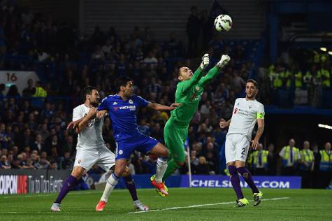 Fiorentina's Italian goalkeeper Luigi Sepe (2R) punches the ball away from Chelsea's Colombian striker Radamel Falcao (2L) during the pre-season friendly International Champions Cup football match between Chelsea and Fiorentina at Stamford Bridge in London on August 5, 2015. AFP PHOTO / BEN STANSALL RESTRICTED TO EDITORIAL USE. NO USE WITH UNAUTHORIZED AUDIO, VIDEO, DATA, FIXTURE LISTS, CLUB/LEAGUE LOGOS OR LIVE SERVICES. ONLINE IN-MATCH USE LIMITED TO 45 IMAGES, NO VIDEO EMULATION. NO USE IN BETTING, GAMES OR SINGLE CLUB/LEAGUE/PLAYER PUBLICATIONS. (Photo credit should read BEN STANSALL/AFP/Getty Images)