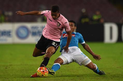 NAPLES, ITALY - OCTOBER 28:  Robin Quaison (L) of Palermo and Allan of Napoli compete for the ball during the Serie A match between SSC Napoli and US Citta di Palermo at Stadio San Paolo on October 28, 2015 in Naples, Italy.  (Photo by Tullio M. Puglia/Getty Images)