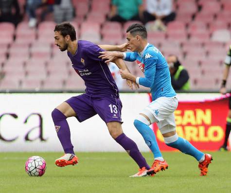 NAPLES, ITALY - OCTOBER 18:  Jose Maria Callejon (R) of Napoli competes for the ball with Davide Astori of Fiorentina during the Serie A match between SSC Napoli and ACF Fiorentina at Stadio San Paolo on October 18, 2015 in Naples, Italy.  (Photo by Maurizio Lagana/Getty Images)