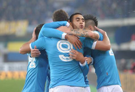 VERONA, ITALY - OCTOBER 25: Gonzalo Higuain of SSC Napoli is mobbed by team mates after scoring his opening goal during the Serie A match between AC Chievo Verona and SSC Napoli at Stadio Marc'Antonio Bentegodi on October 25, 2015 in Verona, Italy. (Photo by Dino Panato/Getty Images)