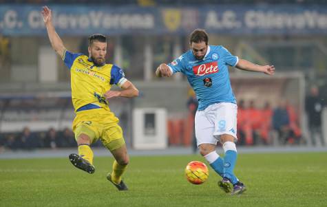 VERONA, ITALY - OCTOBER 25:  Gonzalo Higuain (R) of SSC Napoli scores his opening goal during the Serie A match between AC Chievo Verona and SSC Napoli at Stadio Marc'Antonio Bentegodi on October 25, 2015 in Verona, Italy.  (Photo by Dino Panato/Getty Images)