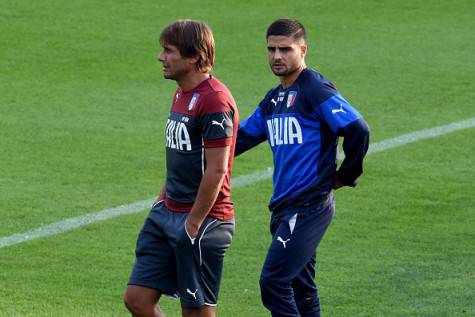 FLORENCE, ITALY - OCTOBER 06:  Head coach Antonio Conte (L) and Lorenzo Insigne chat during an Italy training session at Coverciano on October 6, 2015 in Florence, Italy.  (Photo by Claudio Villa/Getty Images)