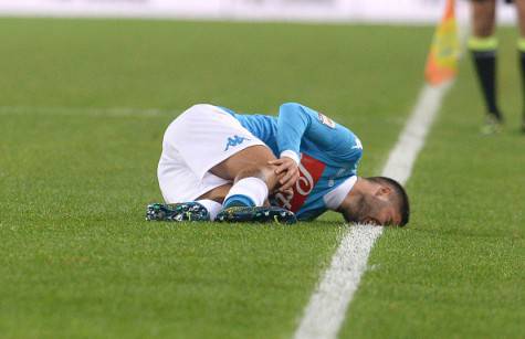 VERONA, ITALY - OCTOBER 25:  Lorenzo Insigne of SSC Napoli is strechered off the pitch during the Serie A match between AC Chievo Verona and SSC Napoli at Stadio Marc'Antonio Bentegodi on October 25, 2015 in Verona, Italy.  (Photo by Dino Panato/Getty Images)
