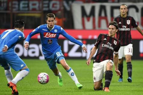 AC Milan's midfielder Riccardo Montolivo (R) vies for the ball with Napoli's Brazilian midfielder Jorginho (C) during the Italian Serie A football match between AC Milan and Napoli at San Siro Stadium in Milan on October 4, 2015. AFP PHOTO / OLIVIER MORIN (Photo credit should read OLIVIER MORIN/AFP/Getty Images)