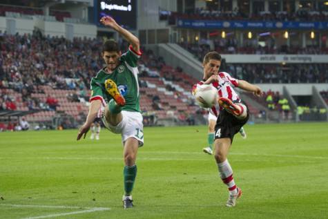 (L-R) Marcin Komorowski of Legia Warsaw,Dries Mertens of PSV during the UEFA Europa League match between PSV Eindhoven and Legia Warszawa at the Philips  stadium on September 15, 2011 in Eindhoven, Netherlands. (Photo by VI Images via Getty Images)