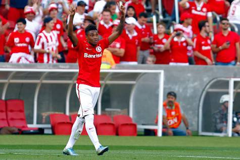 PORTO ALEGRE, BRAZIL - NOVEMBER 22: Vitinho of Internacional celebrates their first goal during the match between Internacional and Gremio as part of Brasileirao Series A 2015, at Estadio Beira-Rio on November 22, 2015, in Porto Alegre, Brazil. (Photo by Lucas Uebel/Getty Images)