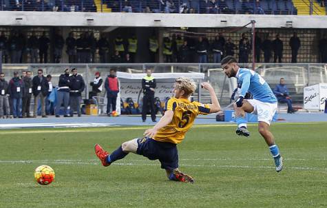 VERONA, ITALY - NOVEMBER 22: Napoli's player Lorenzo Insigne scores the goal of 1-0 during the Serie A match between Hellas Verona FC and SSC Napoli at Stadio MarcAntonio Bentegodi on November 22, 2015 in Verona, Italy. (Photo by Francesco Pecoraro/Getty Images)