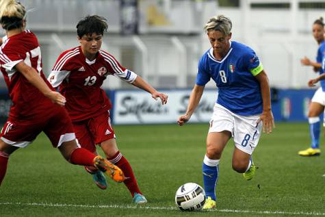 LA SPEZIA, ITALY - SEPTEMBER 18: Melania Gabbiadini of Italy battles for the ball with Tamari Tatuashvili of Georgia during the UEFA Women's EURO 2017 Qualifyier between Italy and Georgia at Stadio Alberto Picco on September 18, 2015 in La Spezia, Italy.  (Photo by Gabriele Maltinti/Getty Images)