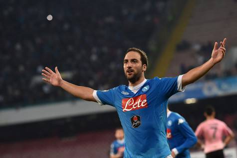 NAPLES, ITALY - OCTOBER 28: Gonzalo Higuain of Napoli celebrates after scoring the opening goal during the Serie A match between SSC Napoli and US Citta di Palermo at Stadio San Paolo on October 28, 2015 in Naples, Italy. (Photo by Tullio M. Puglia/Getty Images)