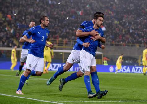 BOLOGNA, ITALY - NOVEMBER 17:  Claudio Marchisio of Italy (R) celebrates after scoring the first goal during the international friendly match between Italy and Romania at Stadio Renato Dall'Ara on November 17, 2015 in Bologna, Italy.  (Photo by Claudio Villa/Getty Images)