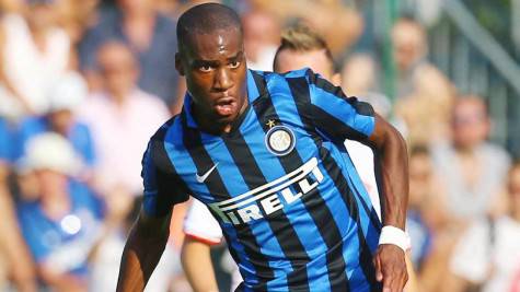 Il centrocampista dell'Inter, Geoffrey Kondogbia, in azione durante la partita amichevole contro il Carpi presso il centro sportivo di Riscone di Brunico (Bolzano), sede del ritiro estivo dei nerazzurri, 15 luglio 2015. ANSA/ELISABETTA BARACCHI