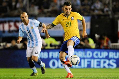 BUENOS AIRES, ARGENTINA - NOVEMBER 13:  Lucas Lima of Brazil (R) struggles for the ball with Javier Mascherano of Argentina (L) during a match between Argentina and Brazil as part of FIFA 2018 World Cup Qualifiers at Monumental Antonio Vespucio Liberti Stadium on November 13, 2015 in Buenos Aires, Argentina. (Photo by Charly Diaz Azcue/LatinContent/Getty Images)