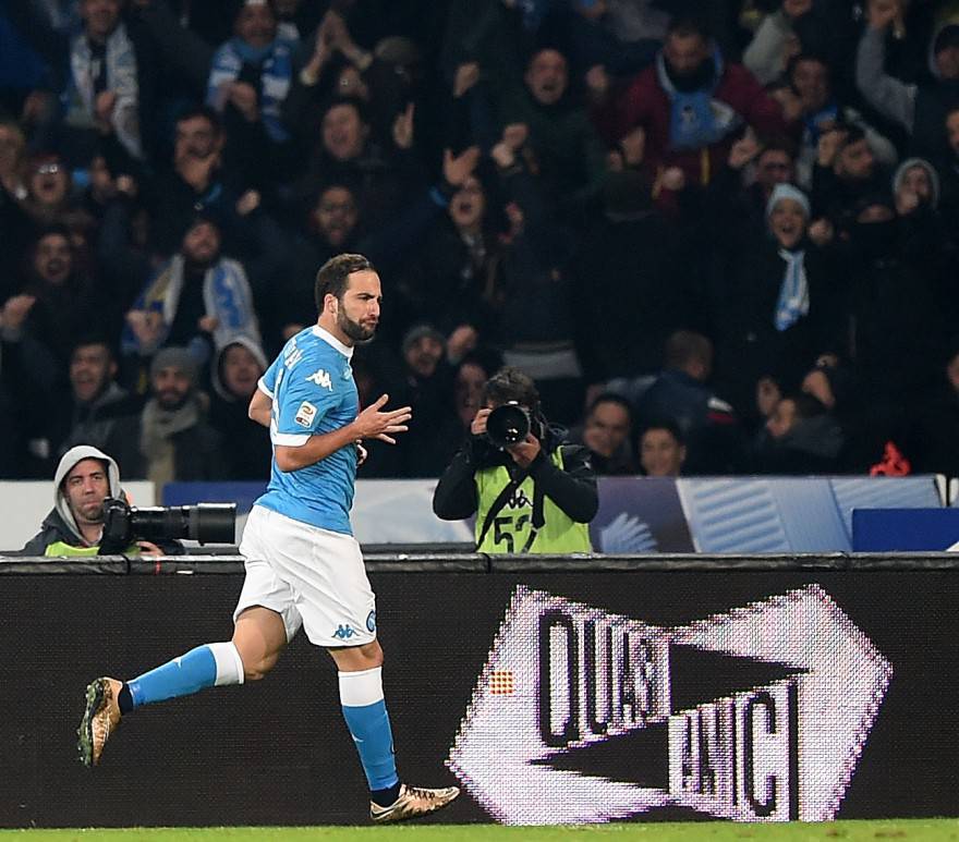 NAPLES, ITALY - NOVEMBER 30: Gonzalo Higuain of Napoli celebrates after scoring goal 2-0 during the Serie A match between SSC Napoli and FC Internazionale Milano at Stadio San Paolo on November 30, 2015 in Naples, Italy. (Photo by Francesco Pecoraro/Getty Images)