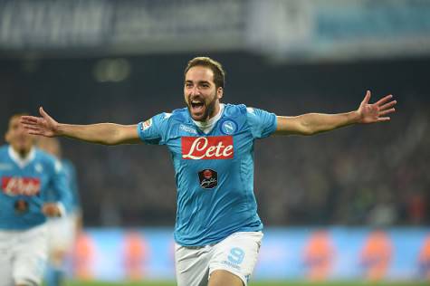 NAPLES, ITALY - NOVEMBER 30: Gonzalo Higuain of Napoli celebrates after scoring goal 1-0 during the Serie A match between SSC Napoli and FC Internazionale Milano at Stadio San Paolo on November 30, 2015 in Naples, Italy. (Photo by Francesco Pecoraro/Getty Images)