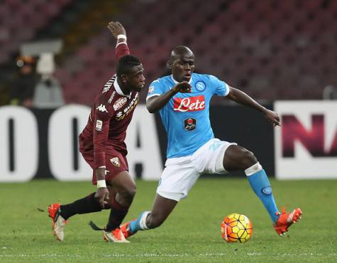 NAPLES, ITALY - JANUARY 06: Kalidou Koulibaly (R) of Napoli competes for the ball with Afriyie Acquah of Torino during the Serie A match between SSC Napoli and Torino FC at Stadio San Paolo on January 6, 2016 in Naples, Italy. (Photo by Maurizio Lagana/Getty Images)