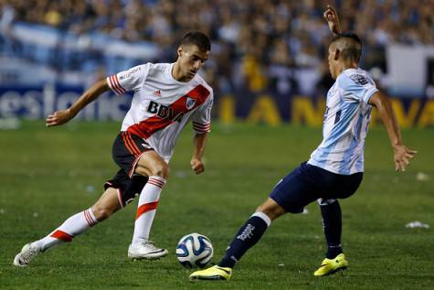 BUENOS AIRES, ARGENTINA - NOVEMBER 23: Emanuel Mammana of River Plate drives the ball during a match between Racing Club and River Plate as part of 17th round of Torneo de Transicion 2014 at Presidente Peron Stadium on November 23, 2014 in Buenos Aires, Argentina. (Photo by Gabriel Rossi/LatinContent/Getty Images)