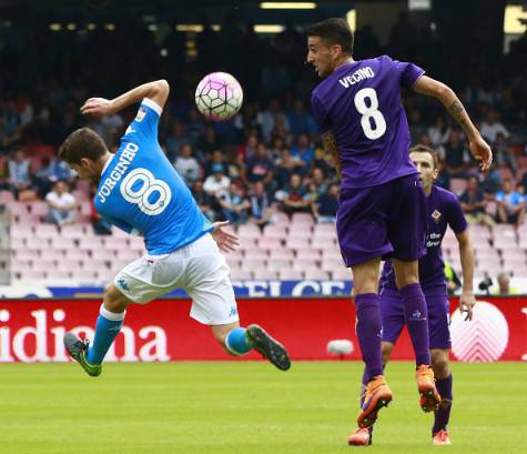 Fiorentina's Uruguayan midfielder Matias Vecino (R) vies with Napoli's Brazilian midfielder Jorginho during the Italian Serie A football match SSC Napoli vs ACF Fiorentina on October 18, 2015 at the San Paolo stadium in Naples. AFP PHOTO / CARLO HERMANN        (Photo credit should read CARLO HERMANN/AFP/Getty Images)